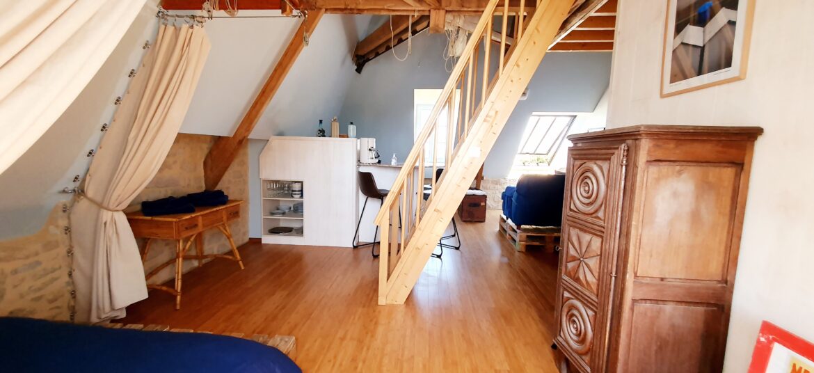 Vue d'ensemble de l'appartement Bâbord avec son échelle de meunier pour accéder à la mezzanine