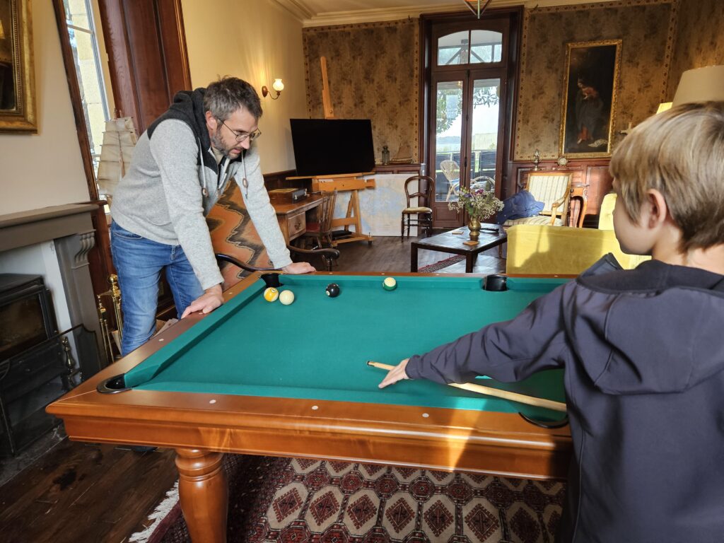 Billard dans le salon de Ty Kabiten accessible aux petits et grands