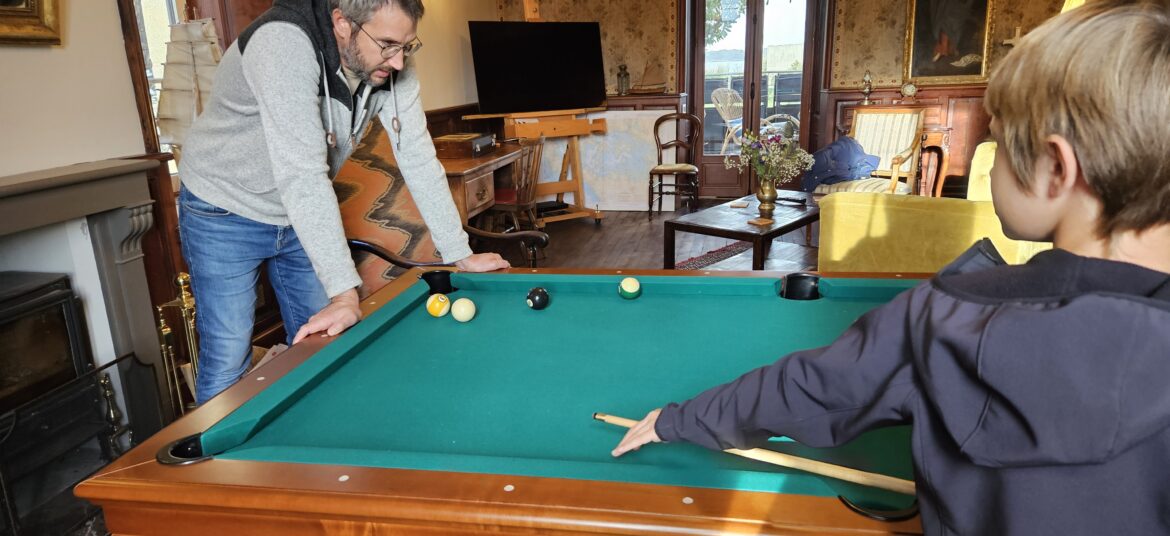 Billard dans le salon de Ty Kabiten accessible aux petits et grands