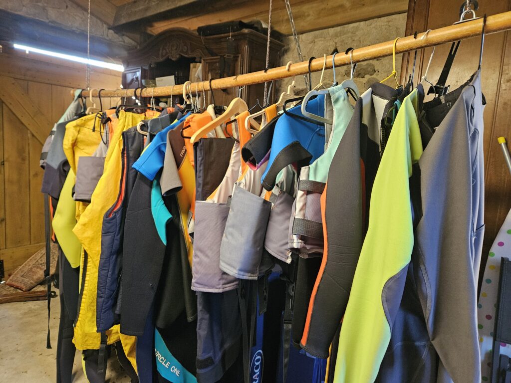 Combinaison mise à disposition pour faire du kayaks et du paddle