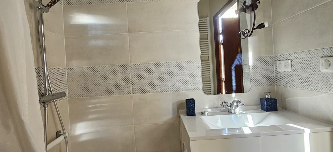 Salle de bain accessible aux personnes à mobilité réduite